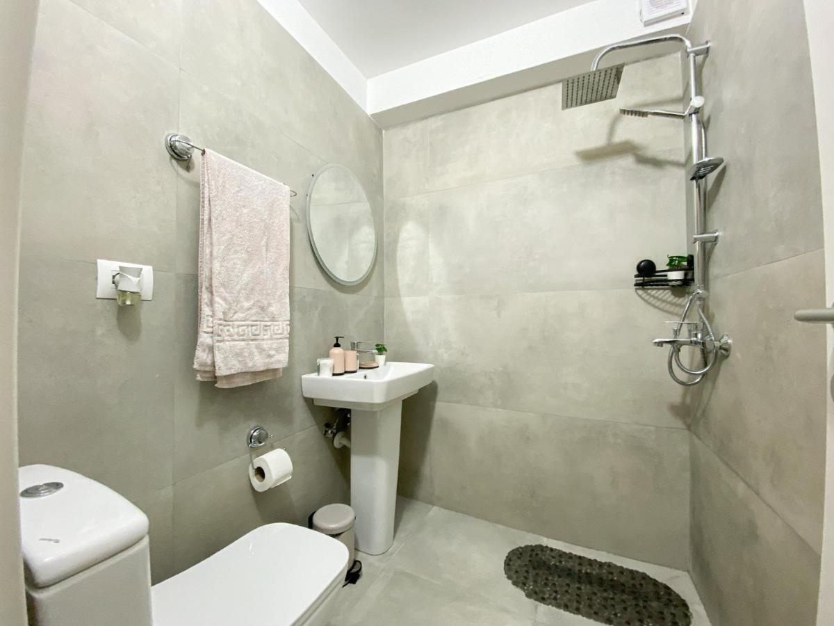 Three Doors Apartments, Papaya 1-Bedroom Apartment Tirana Kültér fotó
